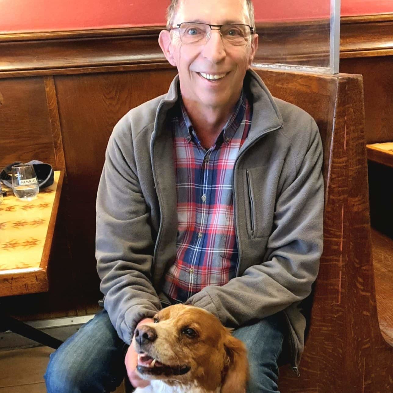 Frédéric Salzmann et son chien à la brasserie La Riviera