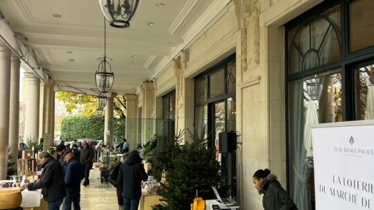 Sous les arcades du Beau-Rivage Palace, le marché de Noël